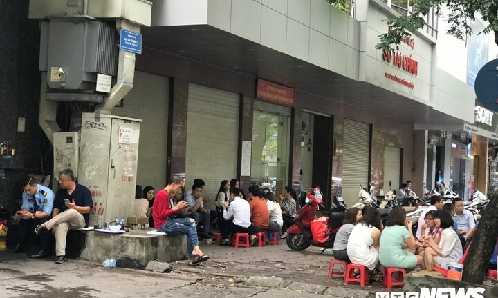 Trà đá vỉa hè: Lãi 2.000%, kiếm bạc triệu mỗi ngày