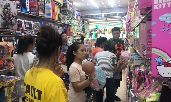 Chen giữa trời nắng đổ lửa mua quà dịp Tết thiếu nhi 1/6