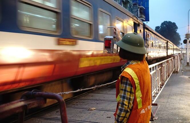 Đau bụng đúng lúc tàu tới, nhân viên gác chắn bị chuyển công tác