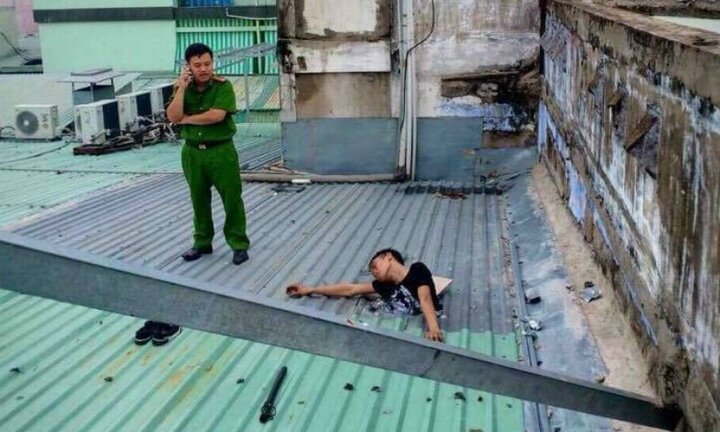 Sự thật nam thanh niên bị điện giật chết kẹt giữa mái tôn khi trộm cắp ở Sài Gòn