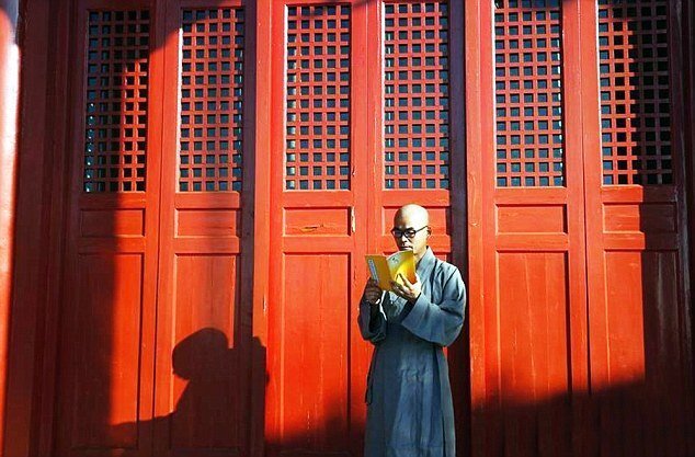 Ngoài Đặng Lê Nguyên Vũ, nhiều tỷ phú cũng vứt bỏ cả đống tiền để đi tu