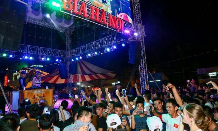 Người dân Quảng Trị nô nức rủ nhau tới Ngày hội Bia Hà Nội 2018