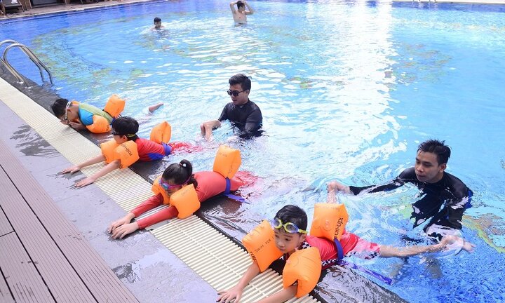 Con trẻ thích thú, bố mẹ an tâm với khóa học bơi tại Vinhomes
