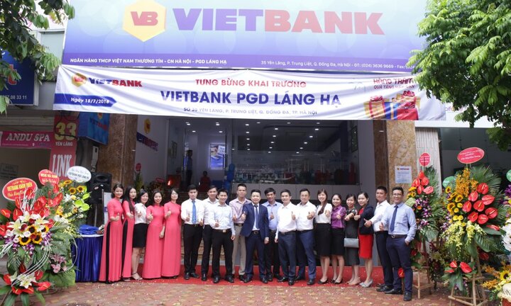 Vietbank dành hàng trăm quà tặng khách hàng nhân dịp khai trương trụ sở mới PGD Láng Hạ