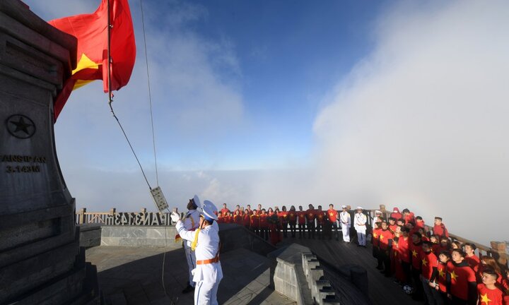 Thượng cờ trên đỉnh thiêng Fansipan: Trải nghiệm cần phải thử một lần trong đời