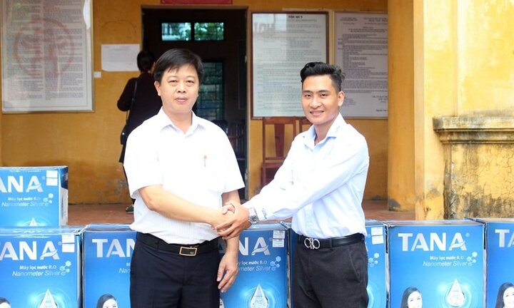 Nhân dân vùng lụt Nam Phương Tiến đón nhận hệ thống máy lọc nước từ Tập đoàn Tân Á Đại Thành