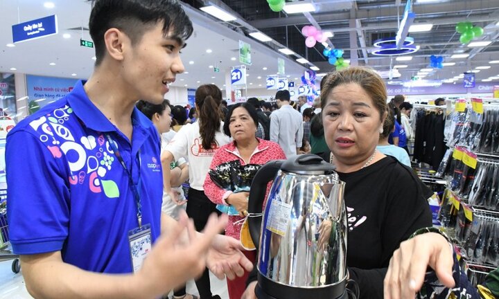 Lần đầu tiên người dân huyện Gò Dầu mua được 10 gói mì với giá chỉ 2.000 đồng