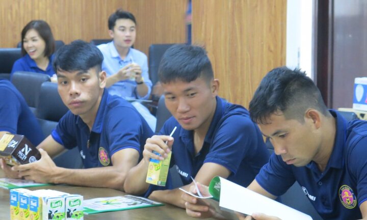NutiFood tập huấn kiến thức dinh dưỡng cho CLB bóng đá Sài Gòn