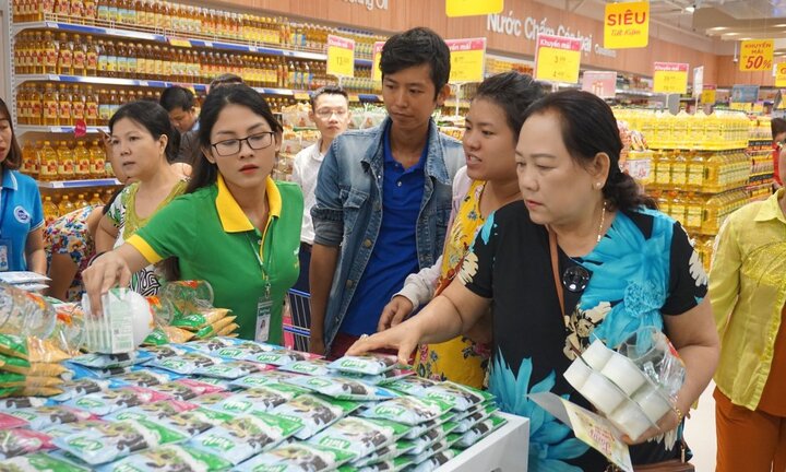 Co.opmart Tân Châu khuyến mãi lớn thu hút đông đảo khách hàng đến mua sắm