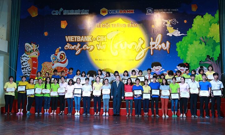 Vietbank trao học bổng cho trẻ em mái ấm TP.HCM trong dịp Trung thu 2018