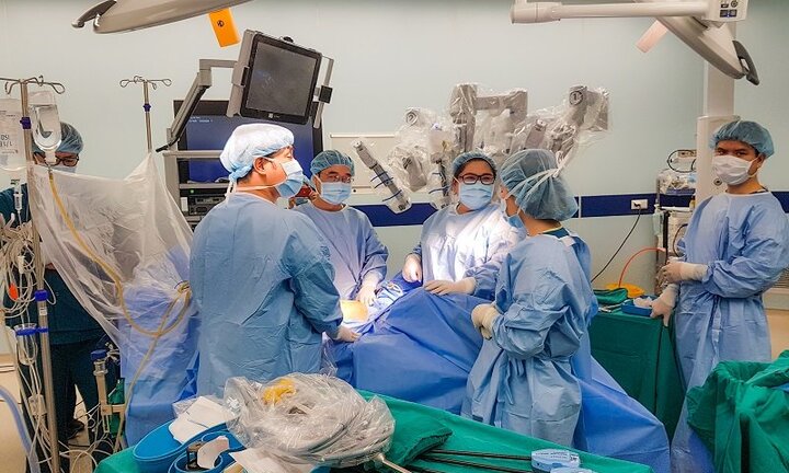 Hồi phục nhanh sau 3 ngày mổ robot chữa ung thư đại trực tràng