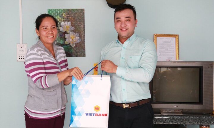 Vietbank trao nhà tình thương cho người dân Nhà Bè
