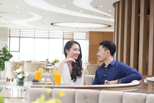 Khám phá chuyện tình của cặp đôi gây sốt cộng đồng mạng và học cách tỏ tình của chàng trai Thái