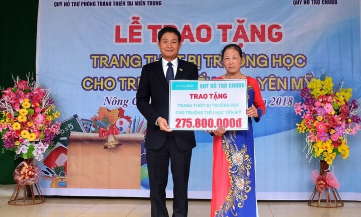 Chubb Life Việt Nam và Quỹ Chubb Charitable Foundation – International trao tặng thiết bị dạy và học