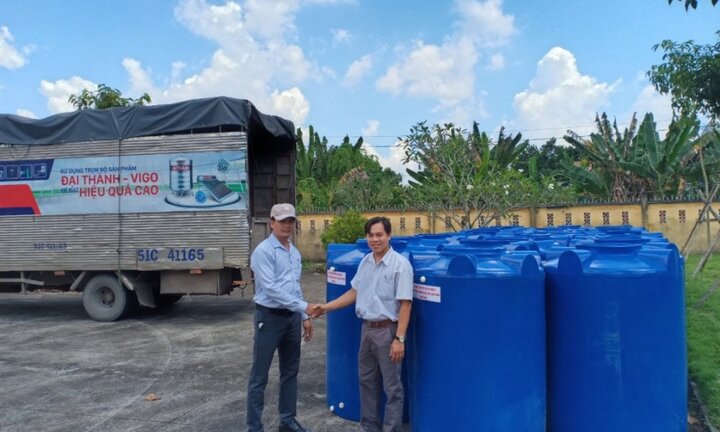 Tân Á Đại Thành kết hợp cùng Ủy ban Mặt trận Tổ Quốc tỉnh Bến Tre trao tặng hơn 200 bồn nước cho người dân huyện Châu Thành