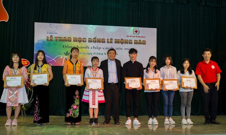 Trao tặng hơn 1,5 tỷ đồng học bổng Lê Mộng Đào