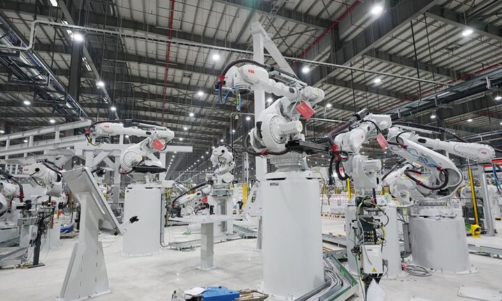 Khám phá 'thế giới Robot' tại nhà máy ô tô VinFast