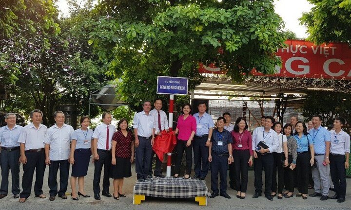 4 tuyến phố quận Long Biên được gắn biển 'Tuyến phố an toàn thực phẩm có kiểm soát'