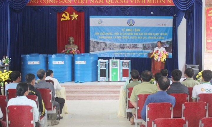 Tân Á Đại Thành trao tặng 21 bồn nước cho người dân vùng sạt lở tỉnh Hòa Bình
