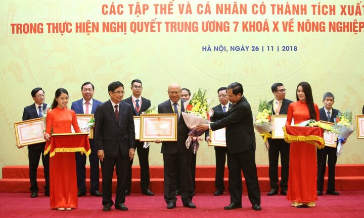 Vinamilk nhận bằng khen của Thủ tướng Chính phủ về phát triển tam nông bền vững