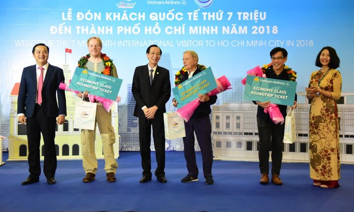 Lễ đón khách quốc tế thứ 7 triệu đến TP.HCM năm 2018