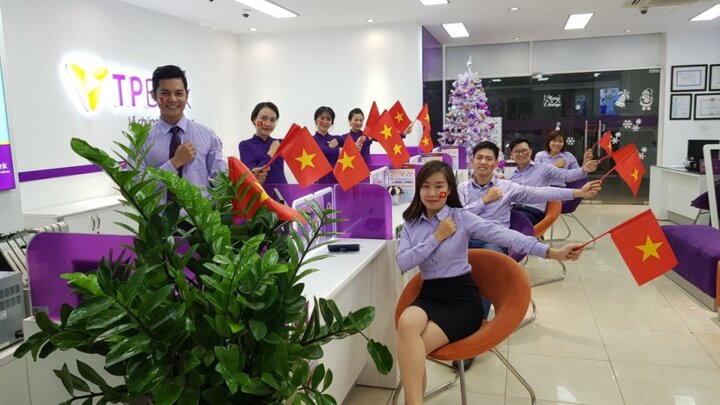 TPBank tặng hơn 10.000 cờ tổ quốc cho fan bóng đá Việt