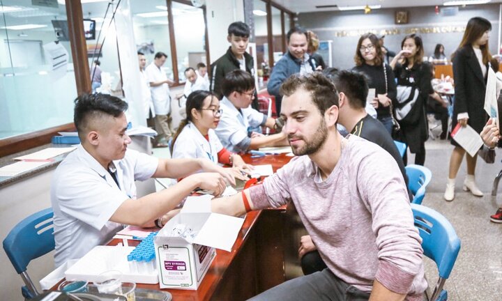 Hơn 700 người tham gia ngày hội hiến máu Giọt hồng Venesa