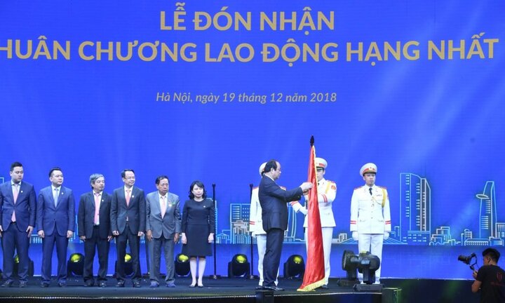 Tập đoàn Tân Á Đại Thành đón nhận Huân chương Lao động hạng Nhất