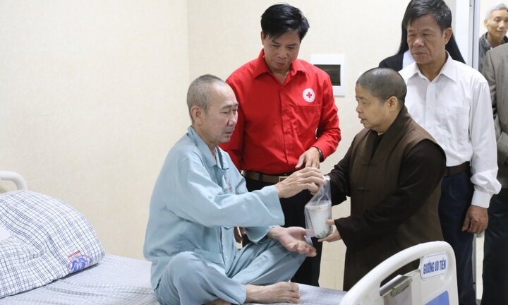 Bệnh viện Đa khoa tỉnh Phú Thọ: Ấm lòng 'nồi cháo nghĩa tình' sẻ chia với người bệnh khó khăn