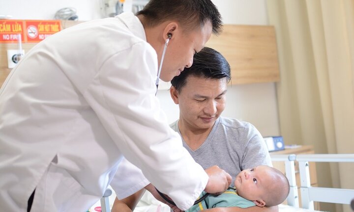 Thêm một em bé bị bệnh tim phức tạp được ‘tái sinh’ bằng kỹ thuật mổ tim không đau