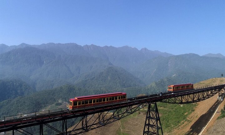 Tàu hỏa leo núi Mường Hoa đẹp không kém Glacier Express ở Thụy Sỹ