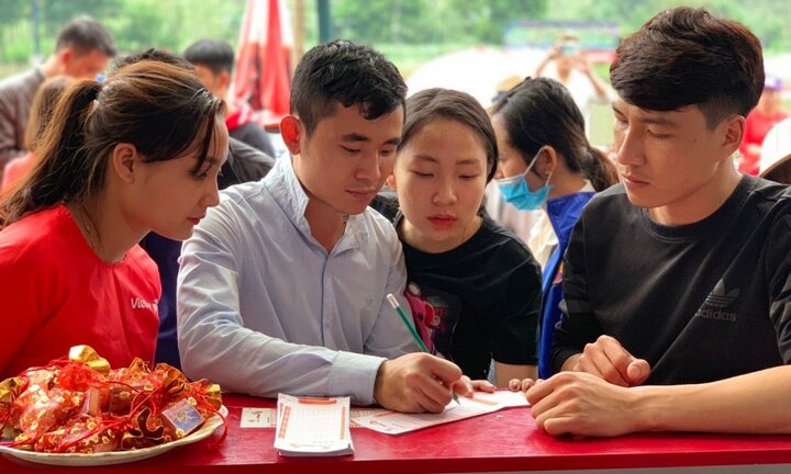 Xu hướng 'xin lộc' hiện đại của người Việt trong những lễ hội đầu năm