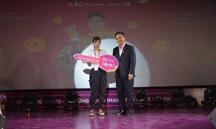 Lễ trao giải thưởng lắc xì: Lắc heo vàng nhận lì xì ví Momo