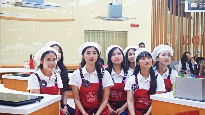 Đại sứ thiện chí Hoa Anh Đào học làm sushi tại Ajinomoto Cooking Studio