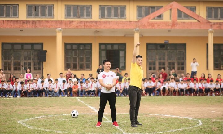 'Tiền vệ 3,9 tỷ đồng' Quang Hải khiến fan thích thú khi so tài cùng 11 cầu thủ nhí