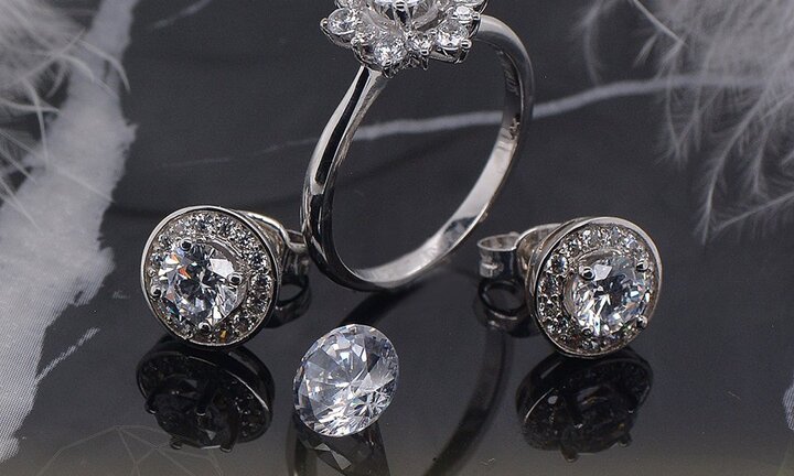 Các quý bà 'sửng sốt' trước BST Platinum