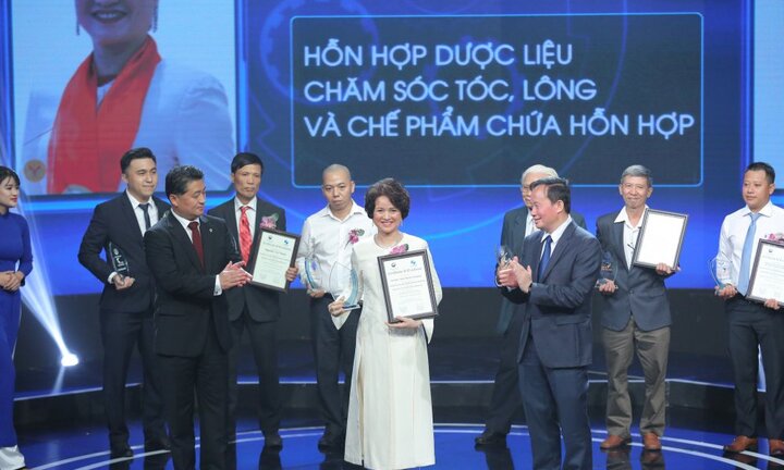 Sao Thái Dương chế sản phẩm chăm sóc tóc 'vạn người mê' từ 18 loại dược liệu