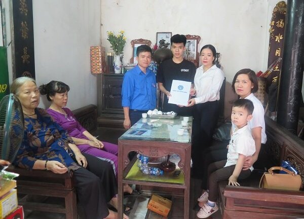 Tặng thẻ BHYT: Chia sẻ yêu thương với hai con của nữ lao công tử nạn