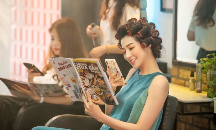 Á hậu Tú Anh khiến cư dân mạng 'ngả mũ' trước chiêu lấy lòng mẹ chồng cực 