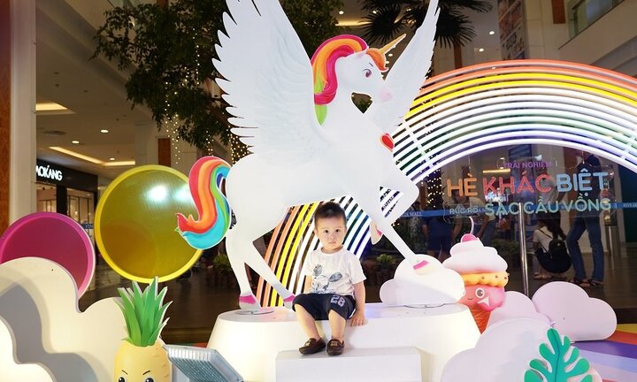 'Cơn mưa cầu vồng' bắt đầu mùa hè rực rỡ cho các em nhỏ tại Vincom