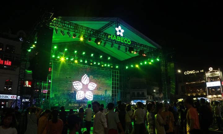 Phố đi bộ Hà Nội sôi động dịp cuối tuần với trải nghiệm thế giới bia