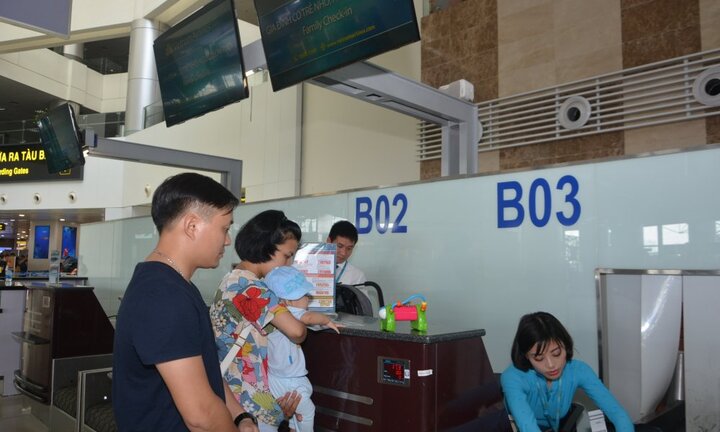 Lần đầu tiên tại Việt Nam mở quầy làm thủ tục hàng không riêng cho gia đình có người cao tuổi, trẻ nhỏ