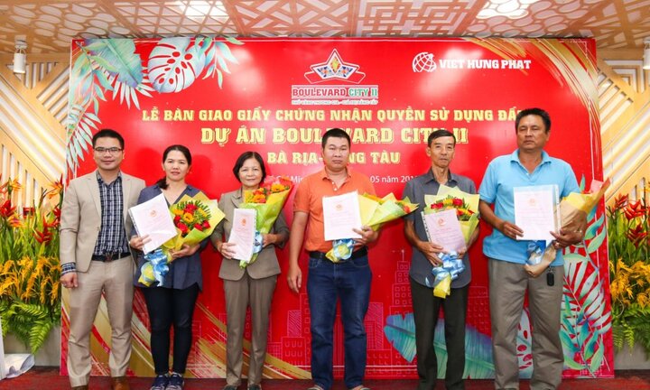 Việt Hưng Phát trao hàng trăm sổ hồng cho khách hàng tại Boulevard City Bà Rịa – Vũng Tàu