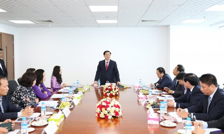 Phó Thủ tướng Vương Đình Huệ thăm Chi nhánh BIDV Yangon