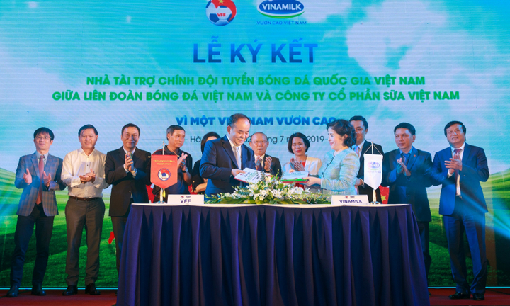 Vinamilk tài trợ chính cho các đội tuyển bóng đá quốc gia vì một Việt Nam Vươn Cao