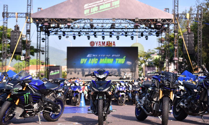 Hàng chục xe TFX và R3 đến tay khách hàng may mắn khi mua Yamaha Exciter