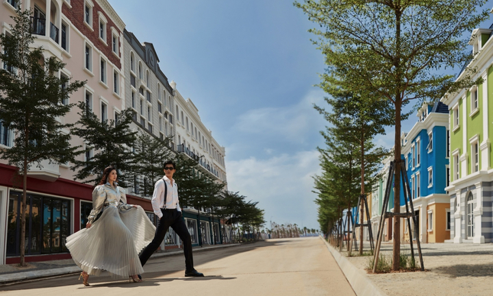 Theo chân Á hậu Dương Tú Anh khám phá góc phố mua sắm sành điệu tại Hạ Long