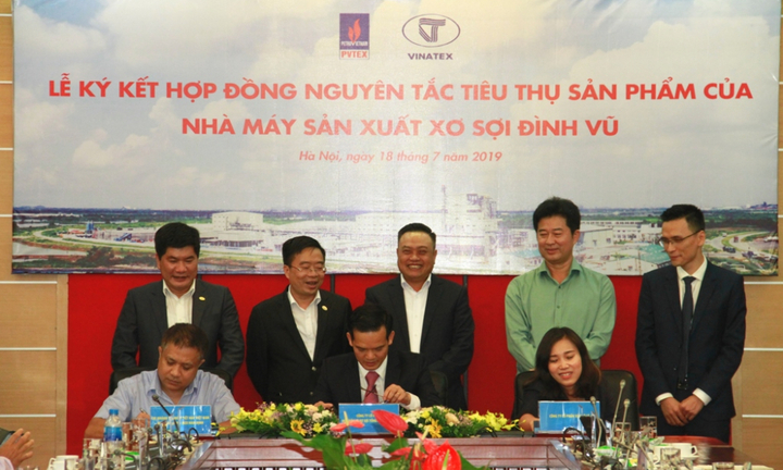 PVTEX ký kết hợp đồng nguyên tắc tiêu thụ sản phẩm xơ sợi tổng hợp