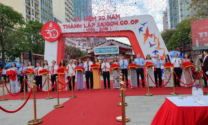 Dàn sao Việt 'đổ bộ' phố đi bộ Nguyễn Huệ tại Ngày hội 'Triệu tin yêu'