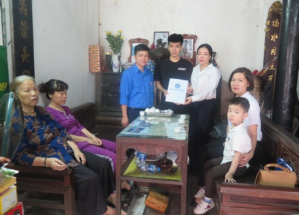 Triển khai hỗ trợ tặng thẻ BHYT cho người có hoàn cảnh khó khăn và giúp đỡ bệnh nhân nghèo